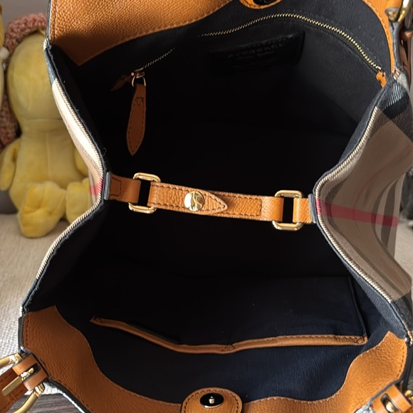 Burberry small Canterbury tan grained leather tote - Picture 10 of 13